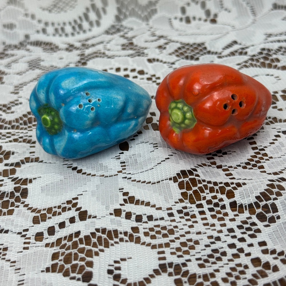 Vintage Japan Ceramic Bell Pepper Salt & Pepper Shakers Red Blue Set Kitsch MCM